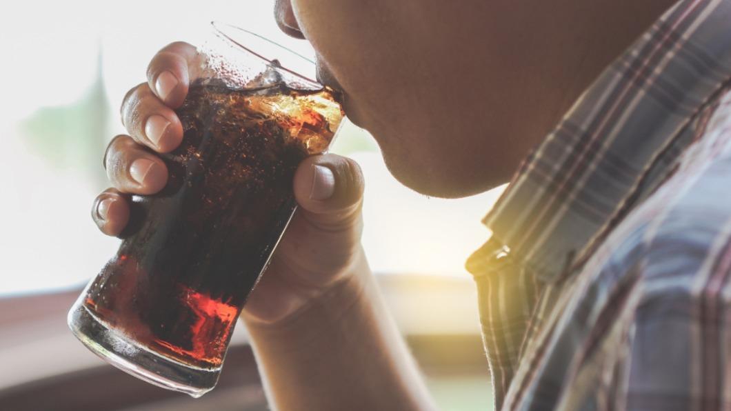 天氣變熱不少人會攝取冰飲消暑。(示意圖/shutterstock達志影像)