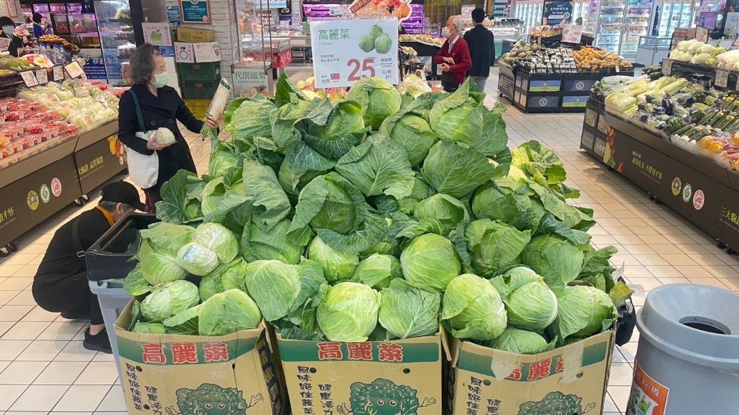 只要單筆購買生鮮「履歷系列鳳梨」就送「高麗菜」1顆。（圖／翻攝自家樂福 臉書）