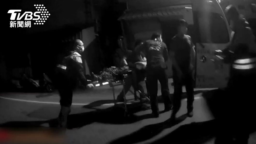 警消到場將潘姓男子送醫搶救。(圖/TVBS)