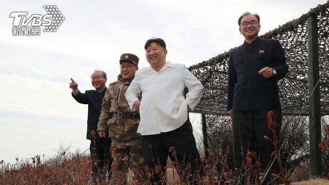 馬登指出,他的隨扈或衛兵,有可能會因為讓金正恩穿上髒外套而受到懲罰。(圖/達志影像美聯社)