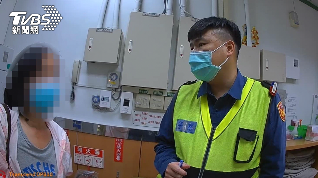 警方到場後急忙對婦人勸說。(圖/TVBS)