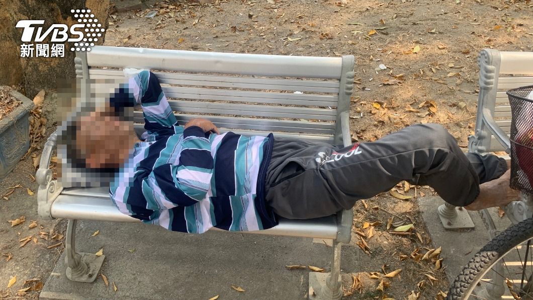 起床氣?通緝犯窩公園呼呼大睡 遭警逮捕怒嗆:你在銬什麼