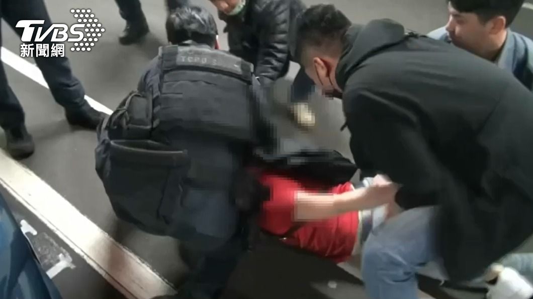 警方壓制逮捕竹聯幫成員。(圖/TVBS)