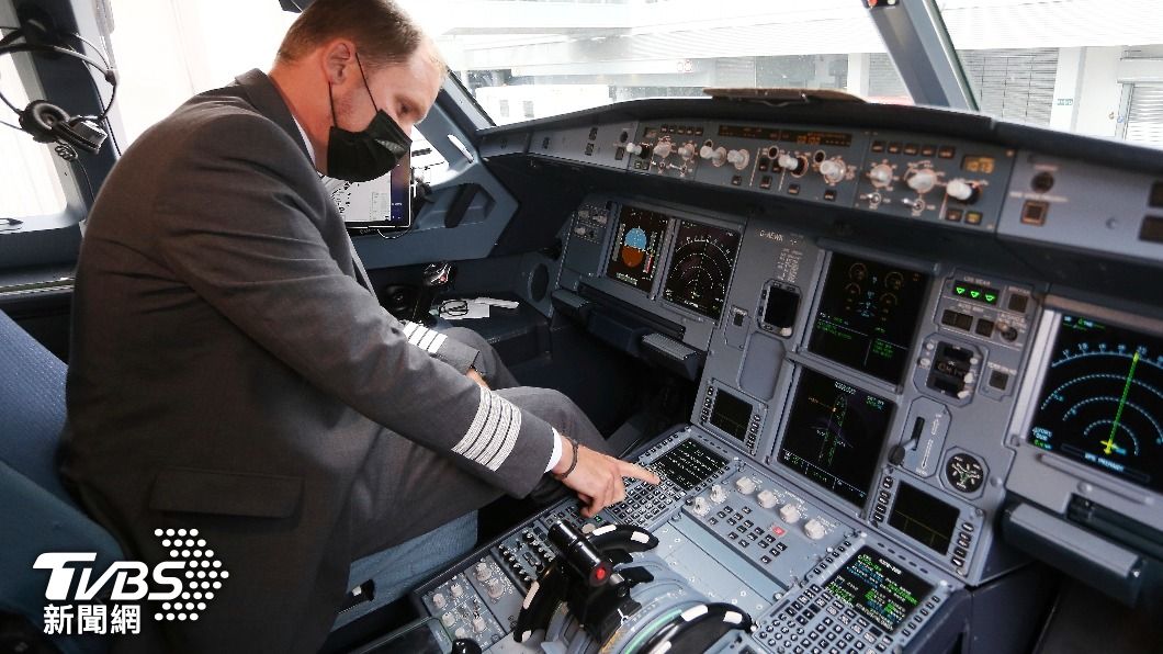 一名德國機師正在檢查A320客機駕駛艙系統。(圖/達志影像美聯社)