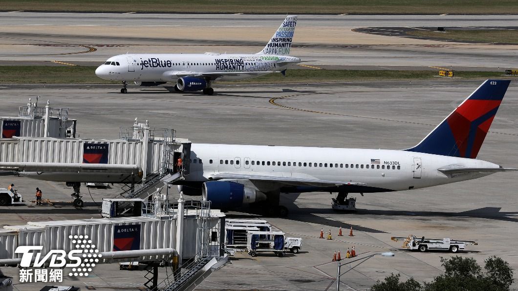 美國老機長退休前圓夢 與兒子共飛一架客機