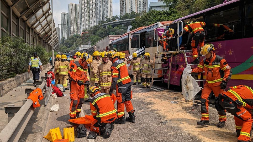 警方及多輛救護車到場救援。(圖/香港01)