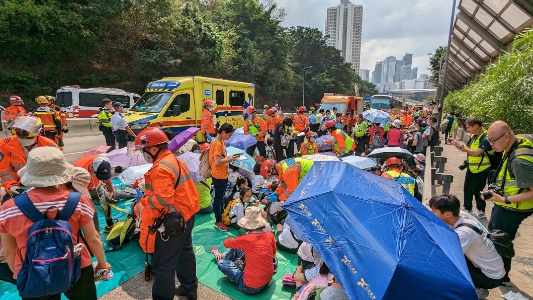 載滿學童!香港5車連環撞「司機一度受困」 至少75人傷