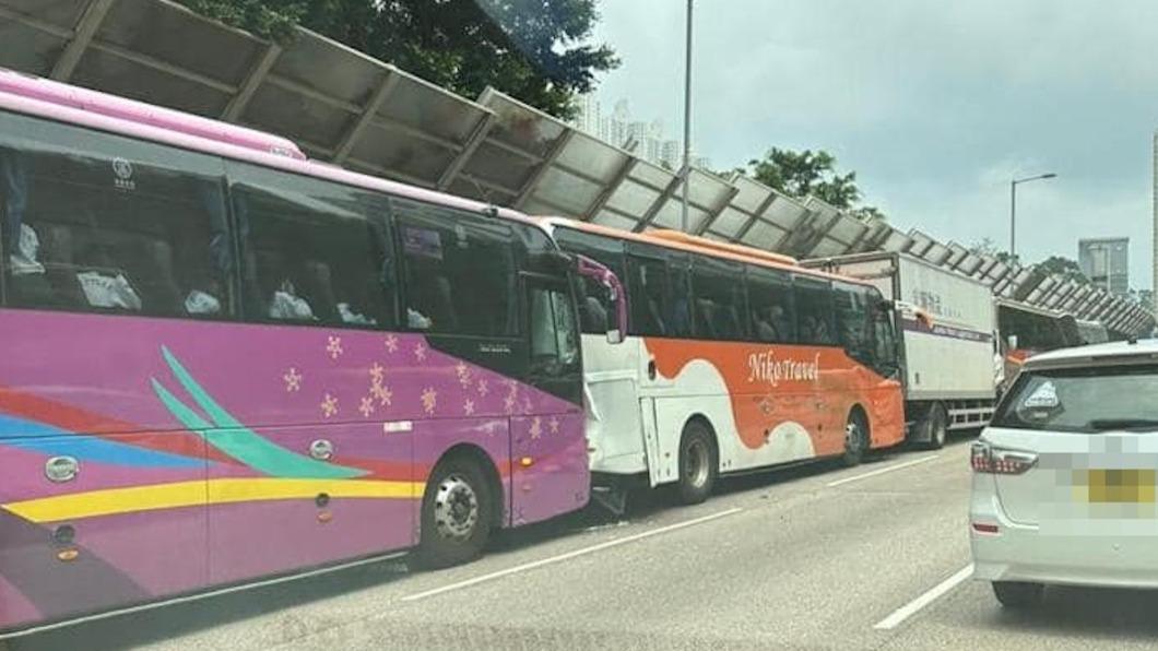 觀塘將軍澳道有多輛車相撞。(圖/翻攝自香港突發事故爆料區)