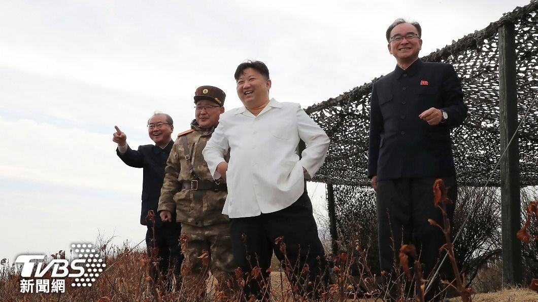 飛彈與潛艇測試成果優良,讓金正恩非常開心。(圖/達志影像美聯社)