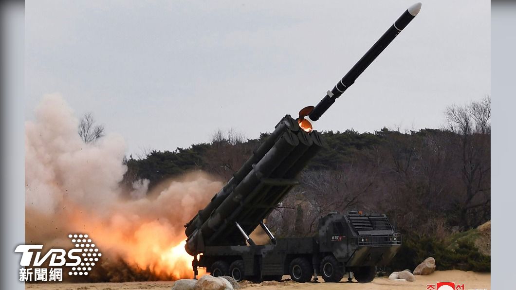 北韓試射「箭矢-2」(Hwasal-2)巡弋飛彈,讓金正恩非常開心。(圖/達志影像美聯社)