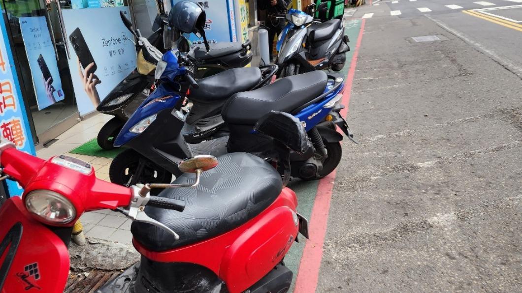 又現行人地獄!人行道上「停滿機車」 網怒:幾輪都一樣
