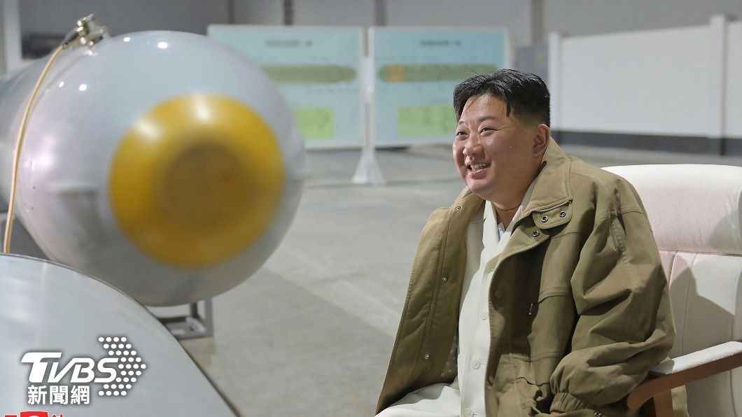 圖輯/北韓海嘯無人核潛艇性能達標 金正恩笑嘻嘻曝多款軍武