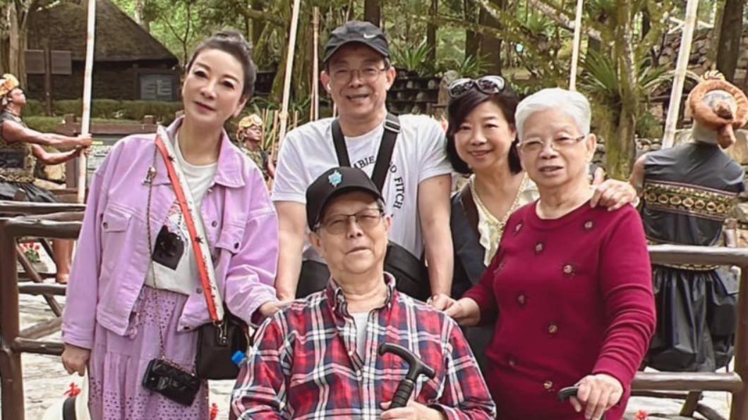 楊繡惠突曬全家福照，吐露心聲。（圖／翻攝自楊繡惠臉書）