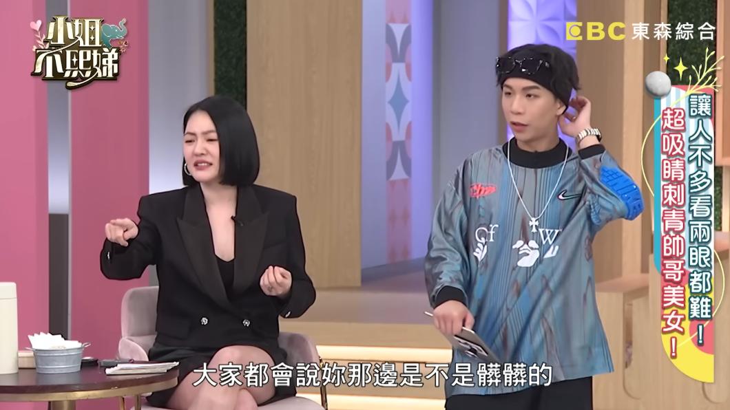 小S的手指刺青被誤以為是髒污。（圖／翻攝自YouTube）