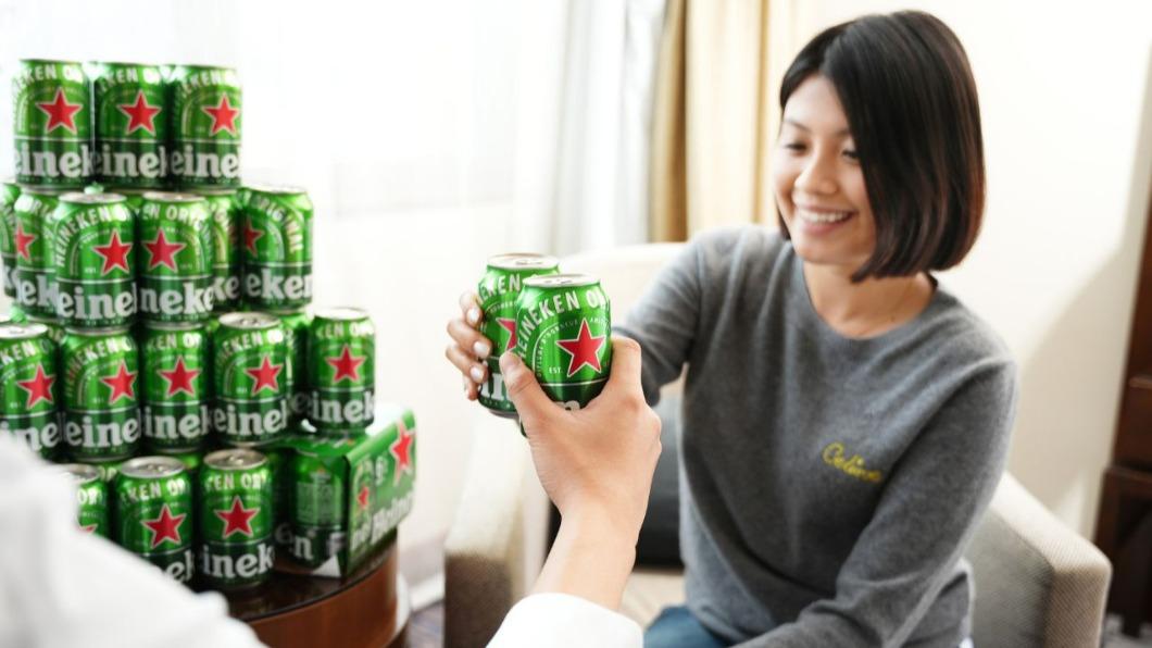 每晚6,666元起即可狂享66罐啤酒山或6瓶精選紅酒。(圖/寒舍餐旅集團提供)