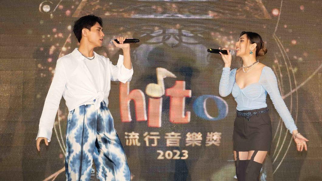 柏霖(左)和黄瑋昕以演唱方式,揭曉「2022 hito年度十大華語歌曲」。(圖/Hit Fm聯播網提供)