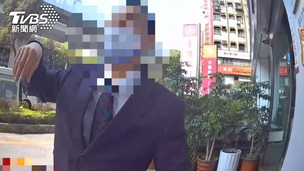 老翁向警員解釋事發經過。(圖/TVBS)