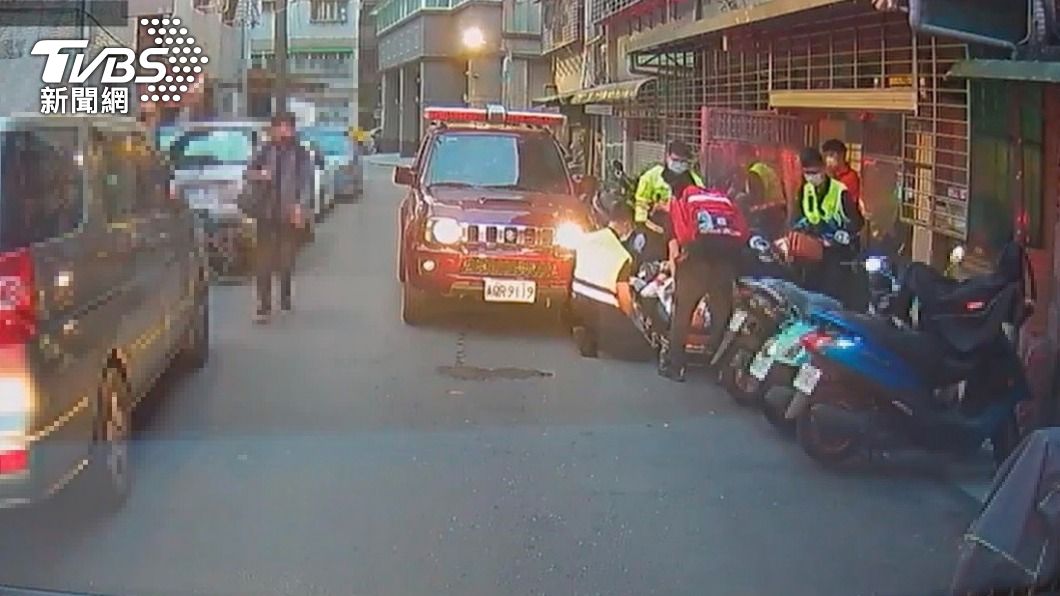 為了把握黃金救援時間，警消調派消防車作為急救車輛。（圖／TVBS）