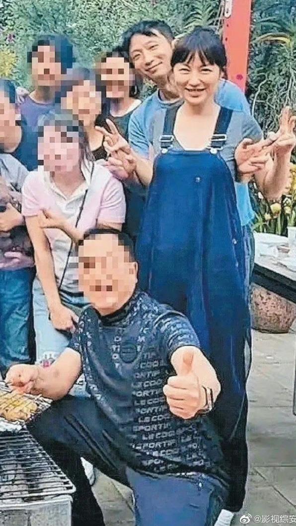 劉心悠穿著寬鬆吊帶褲、小腹微凸,引起懷孕揣測。(圖/翻攝自影視綜安利微博)