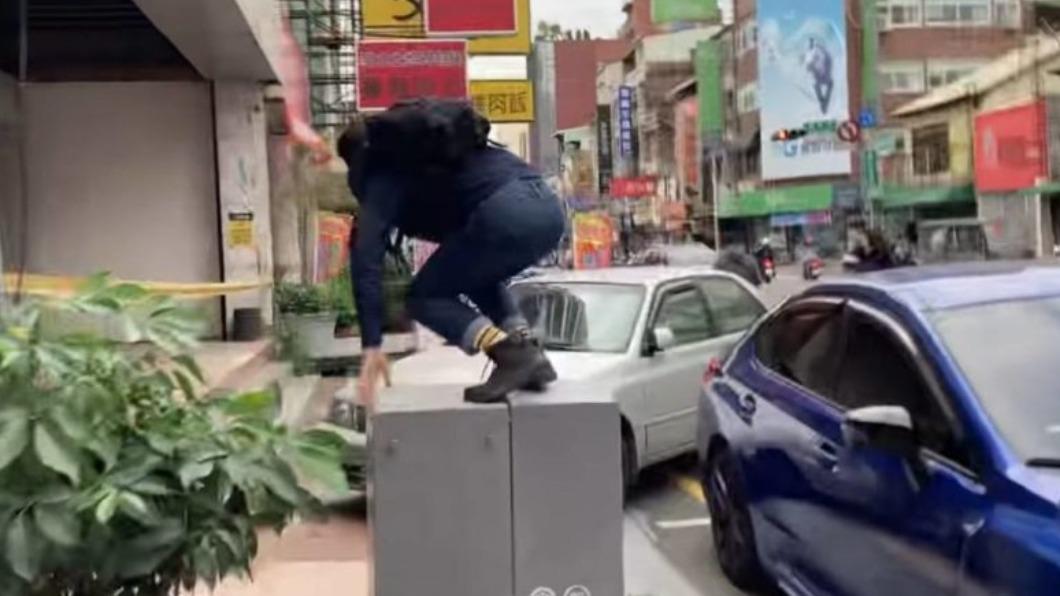 台灣人行道亂象頻傳，被外國媒體稱為「行人地獄」。（圖／翻攝自交通觀測站）