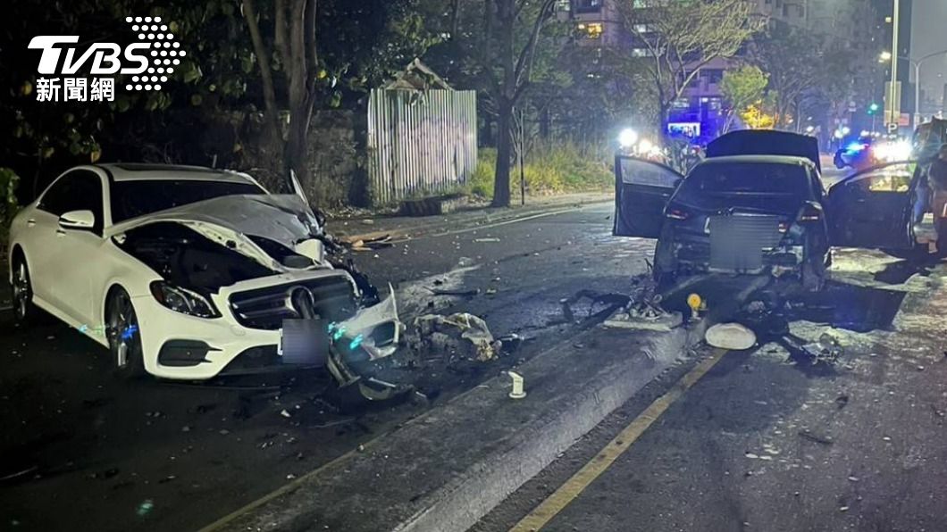 快訊/撞爆路燈再衝對向!台中西屯深夜車禍 兩車9人全送醫