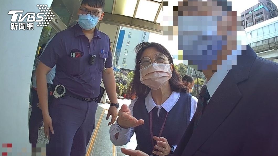 行員驚覺有異報警,偕同員警攔阻詐騙。(圖/TVBS)