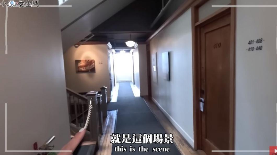 小象看到諾曼第飯店的長廊後,突然有種令人毛骨悚然的感覺。(圖/翻攝自「小象愛出門」YT)