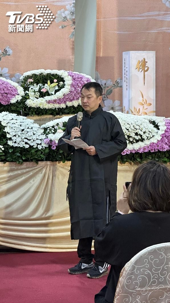 陳美雲兒子陳岳良致詞時一度泣不成聲。(圖/陳郁文攝)