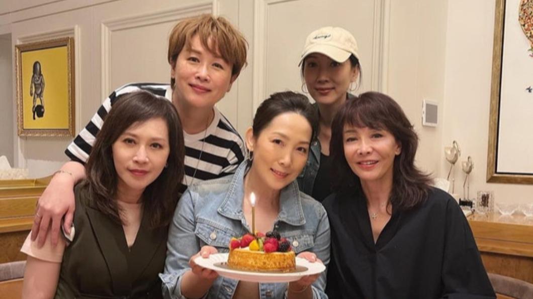 吳美珩（中）與友人慶祝生日，她保養得宜，外貌完全不像年過半百。（圖／翻攝自@do_do_cheng IG  ）