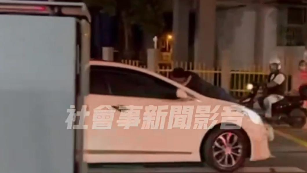 路人驚呆!新莊情侶爆口角 男肉身趴引擎蓋求女友別走