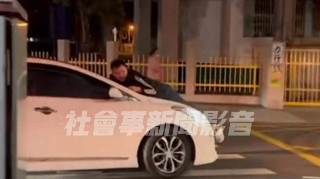 民眾拍下男子趴在引擎蓋上,車輛還不斷地往前行駛,險象環生。(圖/翻攝社會事新聞影音)