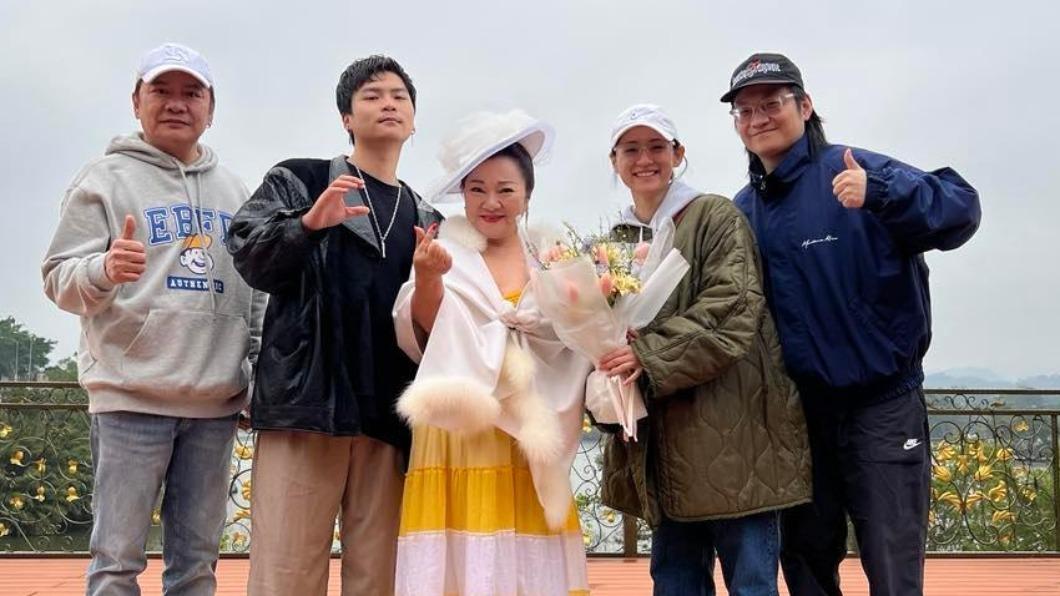 袁小迪(左起)特地探班兒子黃浩庭和白冰冰的拍攝工作。(圖/夕陽音樂提供)