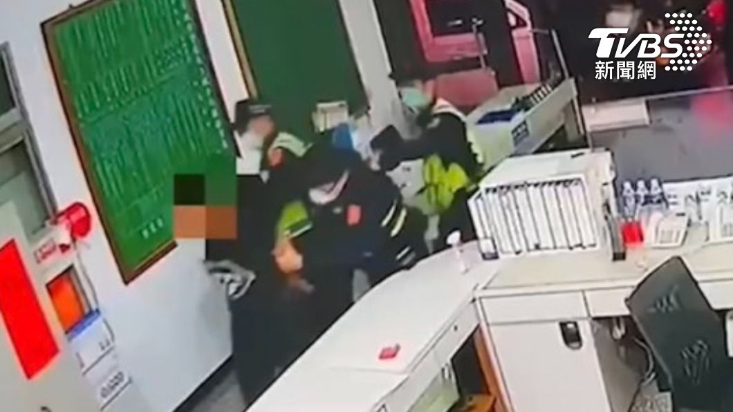 疑毒駕自撞ㄎ一ㄤ坐車內 警壓制查扣他耍賴找媽媽