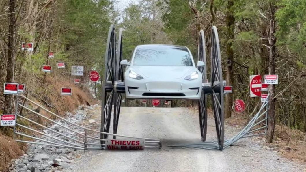 網紅將Model 3電動車裝上了訂製的超巨型輪子,並且進行一連串無厘頭實驗。(圖/翻攝自WhistlinDiesel YouTube)
