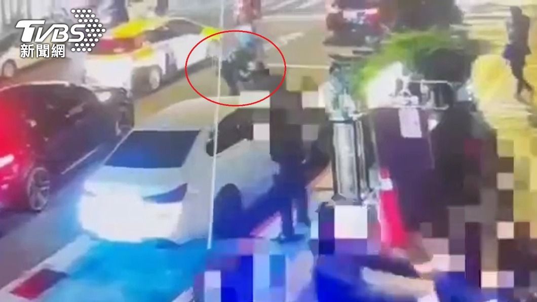 路上玩槍被盤查!他嗆聲「我殺警的啦」 下秒慘遭過肩摔