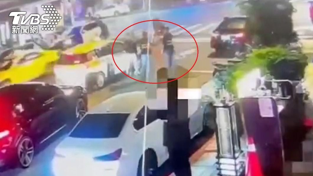 莊男拒絕配合盤查，在馬路上推擠警員。（圖／TVBS）