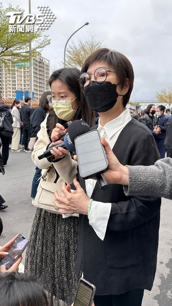 唐美雲受訪時數度紅眼眶。(圖/陳郁文攝)