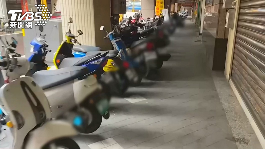 因城鄉差距，只要留行人通行空間，可以酌予開放騎樓停車。（圖／TVBS資料畫面）