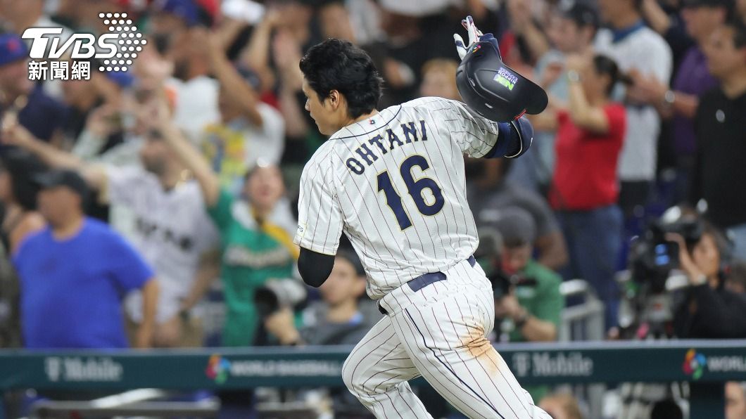 大谷在日墨戰最後一局敲出安打,跑壘時拋出頭盔。(圖/達志影像美聯社)