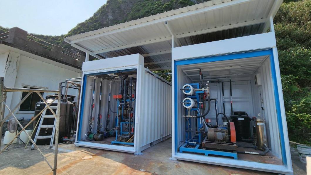 基隆嶼上的「海水淡化處理系統」已啟用,每小時可用海水產出1500公升的淡水供島上遊客及官兵使用。(圖/基隆市政府提供)