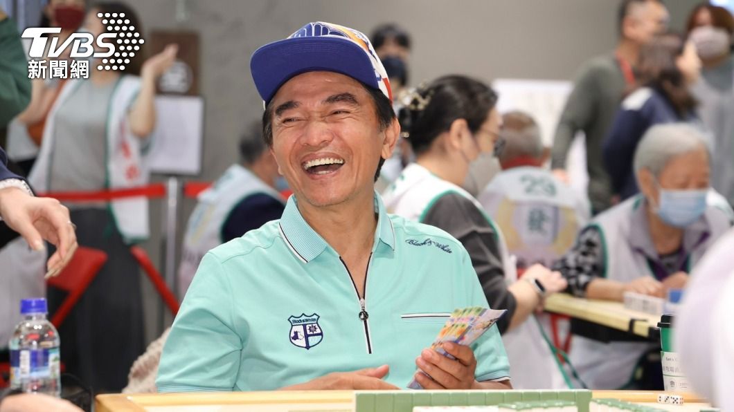 吳宗憲打麻將好開心,合不攏嘴。(圖/黃城碩攝)