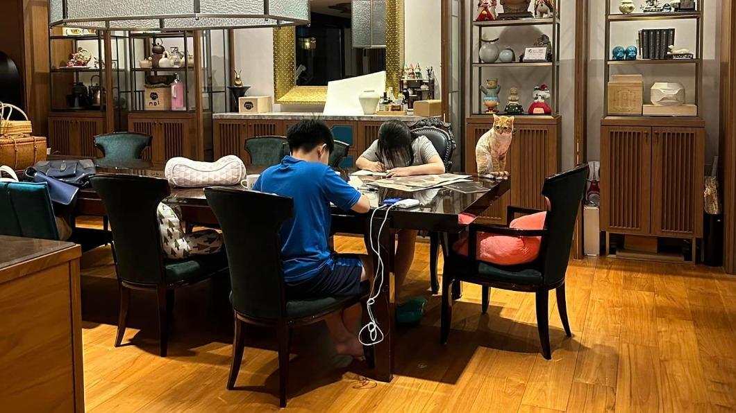 孩子抄心經迴向給阿嬤。(圖/翻攝自好門媳婦的秘密生活郁小方臉書)