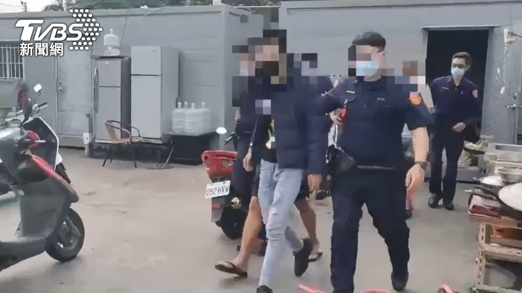 警方還在現場逮捕5名毒品人口,其中2人還是通緝犯。(圖/TVBS)