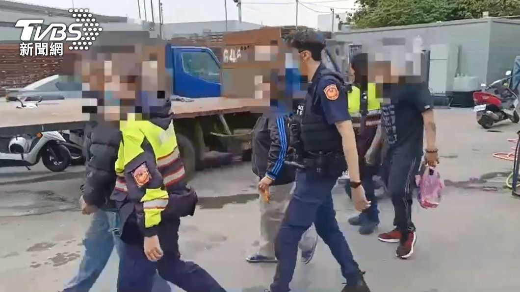 警方逮捕毒鴛鴦之外,現場還查獲5名毒品人口。(圖/TVBS)