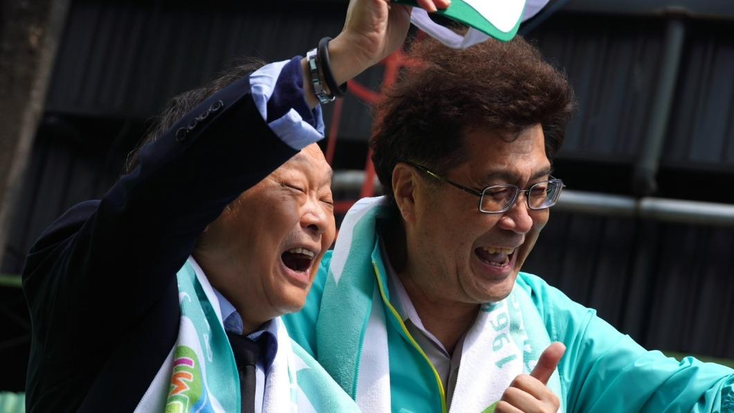 台北海洋科技大學董事長林世宗(右)與台北市議員王世堅同框燦笑。(圖/海大提供)