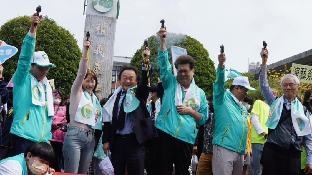 眾人鳴槍的表情相當逗趣。(圖/海大提供)