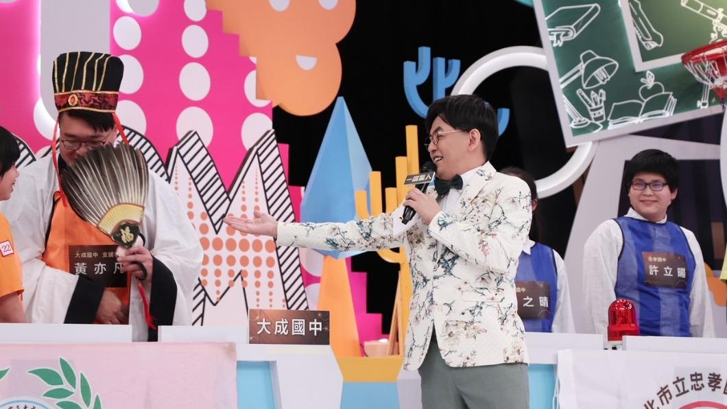 黃子佼與參與的師生們互動。(圖/中天提供)