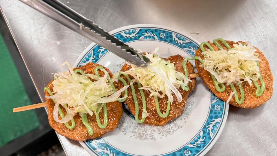 黑輪淋上花生粉、芥末,再加上生菜就超銷魂。(圖/凱的日本食尚日記提供)
