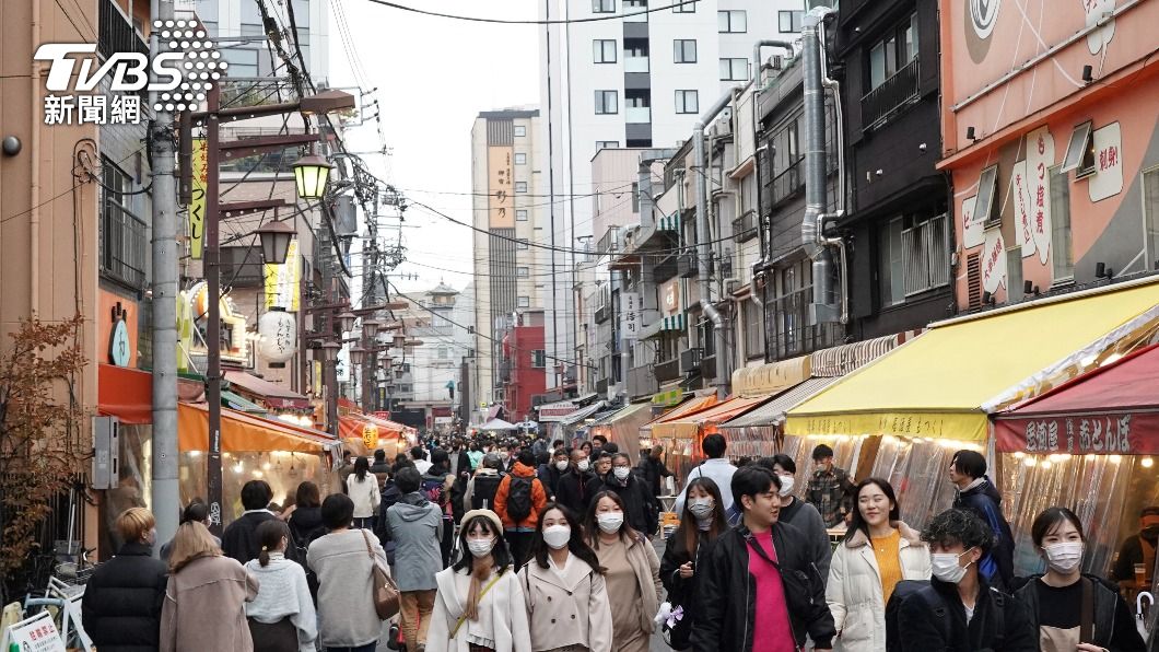 日本觀光景點出現人潮。(圖/達志影像美聯社)
