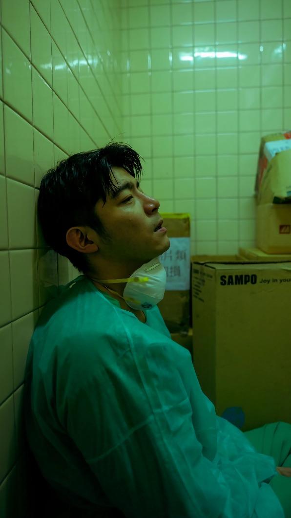 王柏傑在戲中飾演胸腔外科醫生夏正,有不少內心轉折戲。(圖/CATCHPLAY提供)